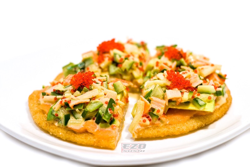 Le pizza sushi est servit sur galette de riz.