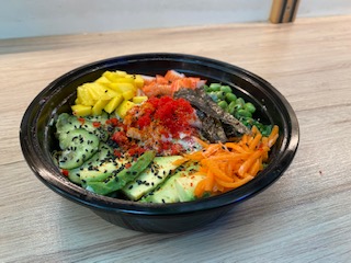 Poke Bol est un mélange d'ingrédients de sushi comme une salade.
