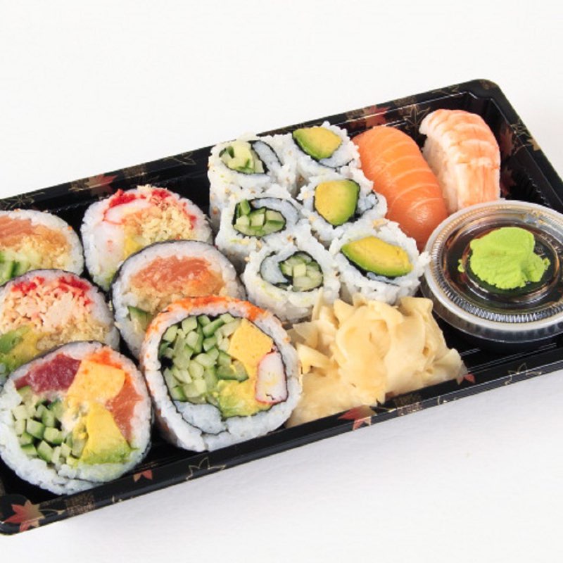 Une assiette de sushi combo. A différents types de rouleaux de sushi.